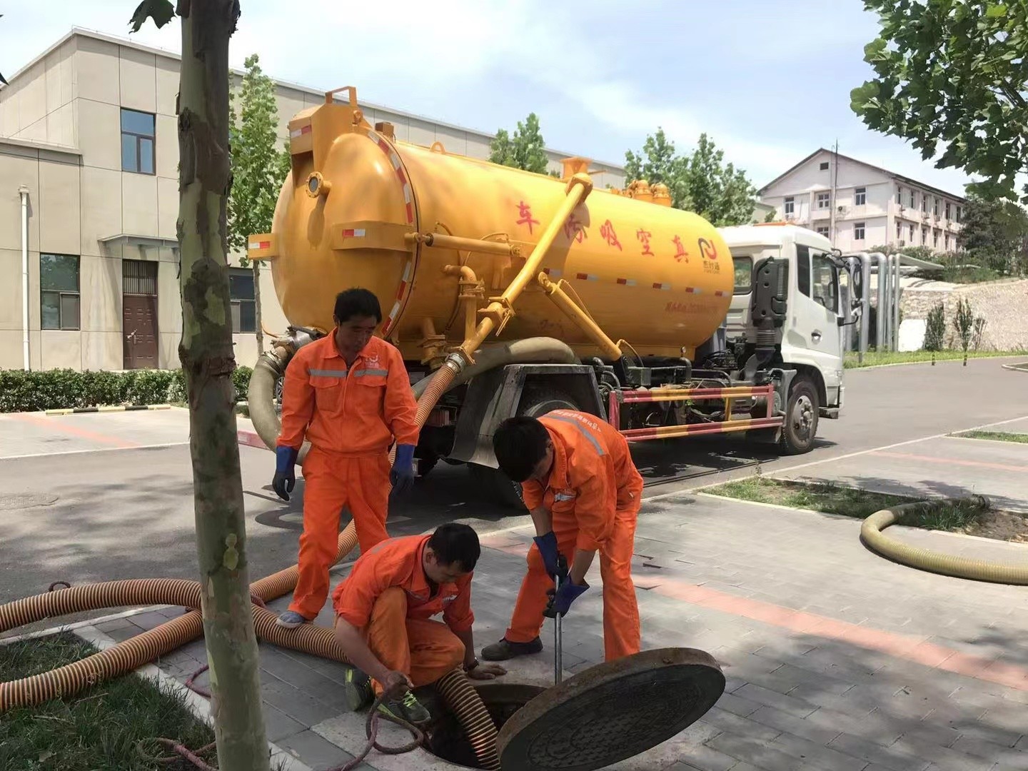 陕西管道疏通车停在窨井附近